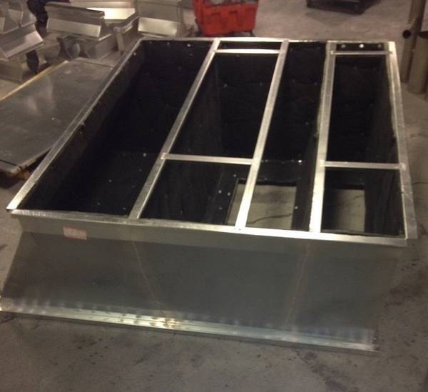 Adaptor curb with internal supports